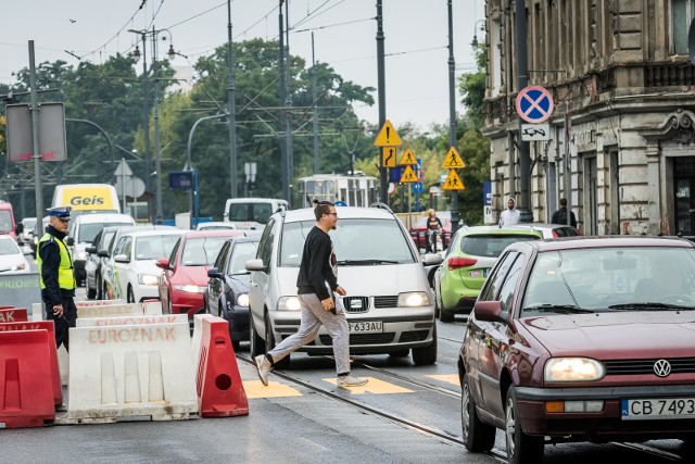 Kierowca fiata uno w nocy z 21 na 22 lipca w Bydgoszczy potrącił dwoje młodych ludzi i zbiegł z miejsca zdarzenia.