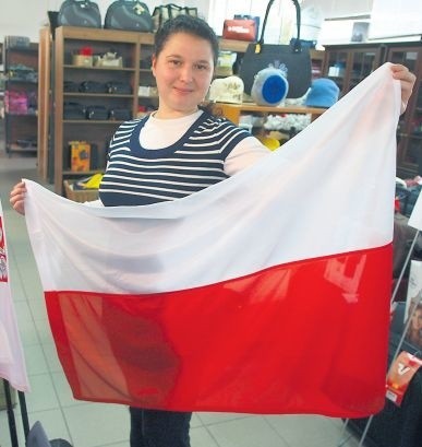 Katarzyna Zynk z hurtowni Orkan prezentuje flagę: biało -czerwoną kupimy tu już za 10 złotych.