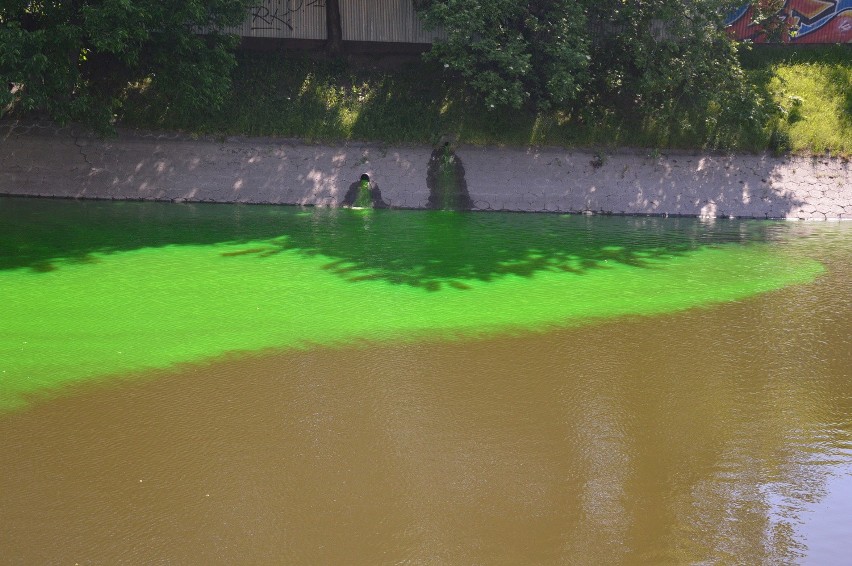 Zielona woda w fosie - to tylko sprawdzanie szczelności...