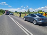 Rowerzysta potrącony przez samochód na trasie między Szydłowem a Staszowem. Stan cyklisty bardzo ciężki