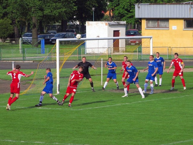 W meczu z Gryfem wysocy napastnicy Tura - Adrian Kozłowski i Kamil Stanisławski (w czerwonych strojach) - przegrywali walkę z obrońcami rywali.