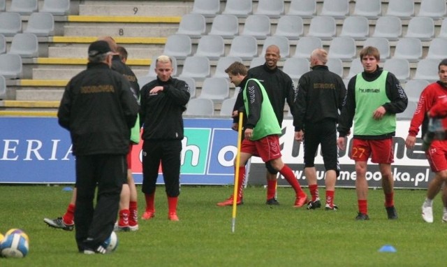 Jacek Kiełb (z prawej), który nie zagrał w sobotę w Wartą z powodu drobnego urazu kolana wczoraj normalnie trenował już z zespołem.