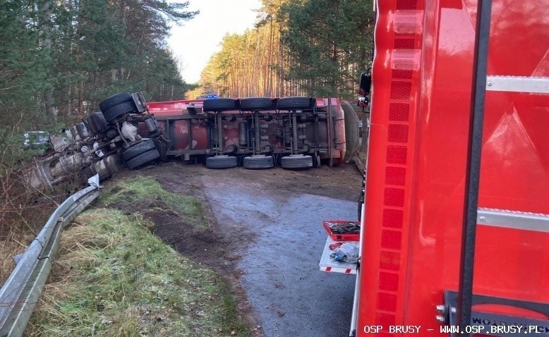 Auto z naczepą pełną piasku przewróciło się na bok....