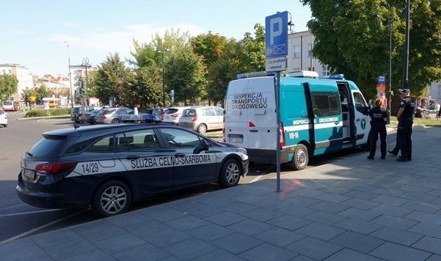 Inspektorzy transportu drogowego i funkcjonariusze Służby Celno - Skarbowej kontrolowali przewoźników w Radomiu. Przy dworcu PKP zatrzymali kierowcę osobówki, który woził pasażerów bez wymaganej licencji.