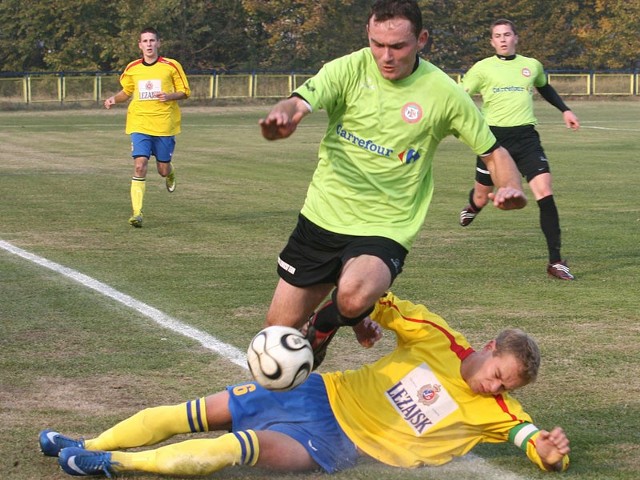 Żurawianka (seledynkowe stroje) nie przestraszyła się wyżej notowanej Pogoni i na boisku w Leżajsku długo utrzymywał się zaskakujący wynik: 0-1 dla gości z Żurawicy. Nz. wślizgiem piłkę odebrać Wojciechowi Pilawie próbuje Krzysztof Myćka.