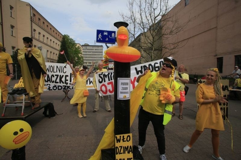 Żółta Alternatywa żąda uwolnienia kaczki! Happening w pasażu Schillera