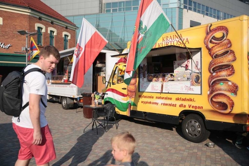 Letni zlot foodtrucków pod Galerią Kazimierz. Było naprawdę gorąco! [ZDJĘCIA]