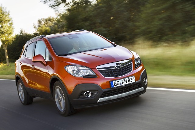 Opel Mokka wciąż utrzymuje się na fali sukcesu. W ciągu zaledwie 18 miesięcy, jakie minęły od rynkowej premiery samochodu, złożono na niego już 200 000 zamówień, co czyni z niego europejski bestseller. Fot: Opel