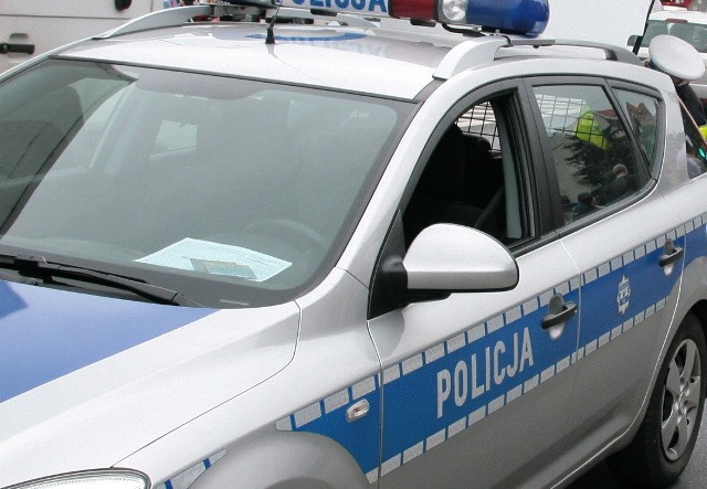 Policjanci badają przyczyny wypadku na ul. Gdyńskiej.
