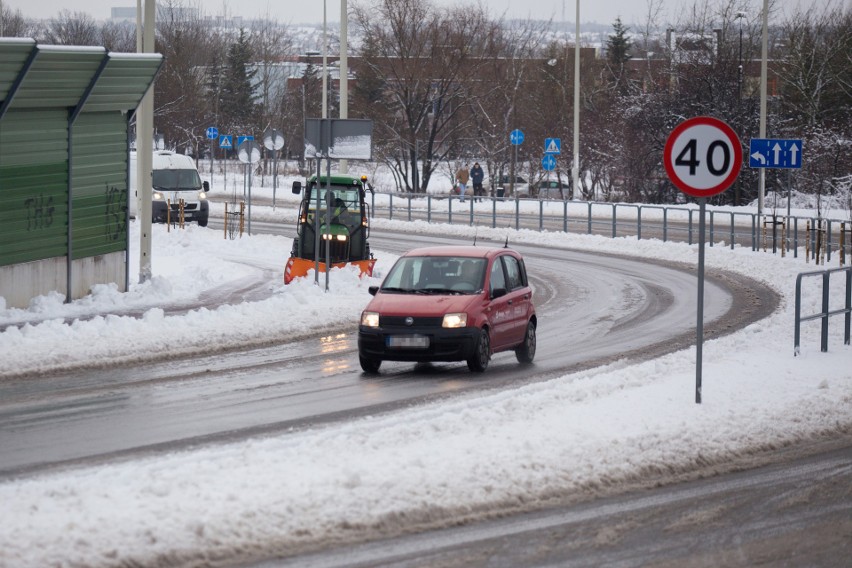 Czytelnicy: słupski ring skuty śniegiem i lodem.