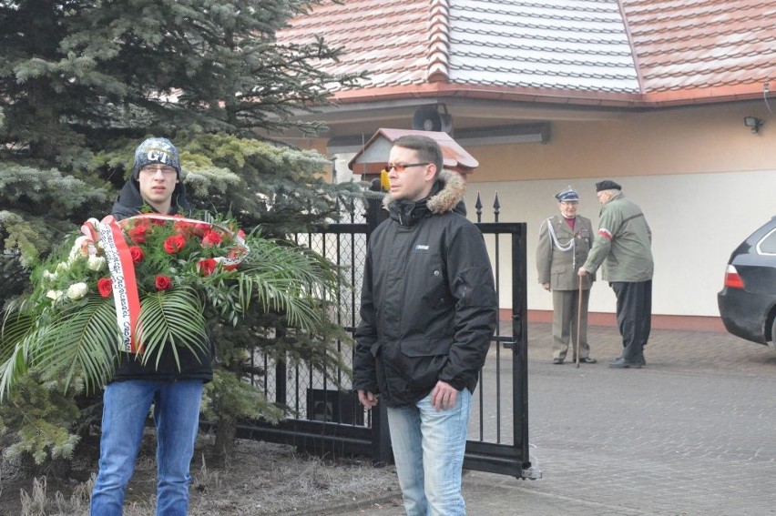 Kibice "Chojniczanki" z wieńcem dla wyklętych