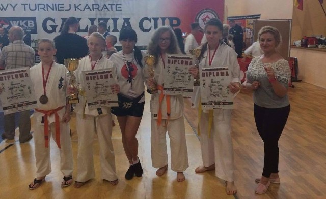 Ekipa koneckich karateków z sensei Beatą Kij (w środku) na zawodach w Leżajsku