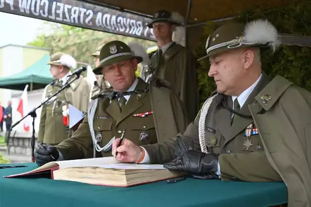 Podpisanie protokołu zdawczo-odbiorczego, od prawej  podpułkownik Grzegorz Grobel i  major Adam Bieńko