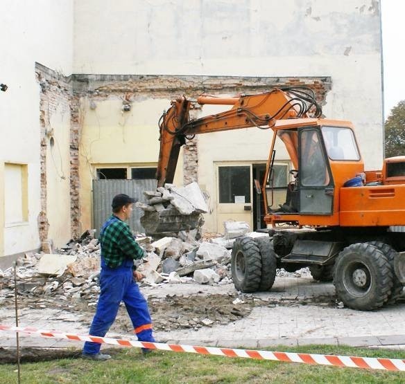 Za dwa miesiące w tym miejscu znajdować się będzie główne wejście do teatru, zbudowane z klinkieru, aluminium i szkła