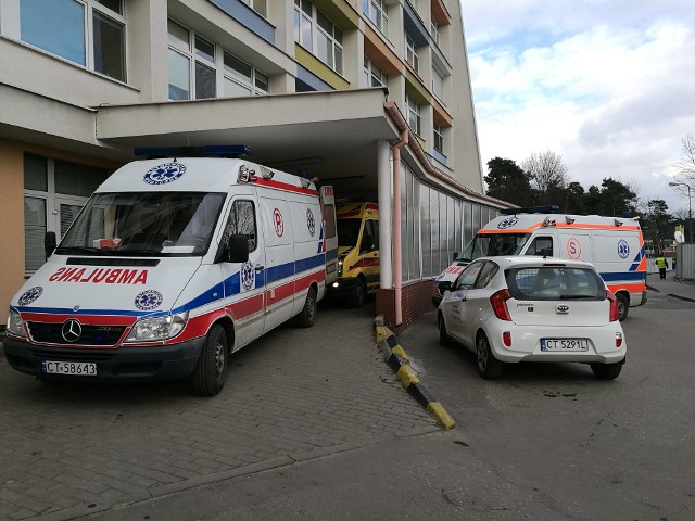Karetki służące do międzyszpitalnego transportu chorych w WSZ są białe,  natomiast żółty kolor mają karetki wykorzystywane w ratownictwie.