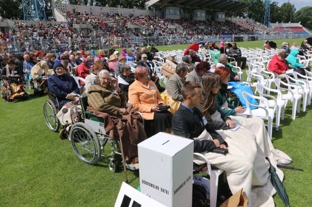 Na stadionie opolskiej Odry zebrali się Świadkowie Jehowy z całej Opolszczyzny - trzy tysiące osób.