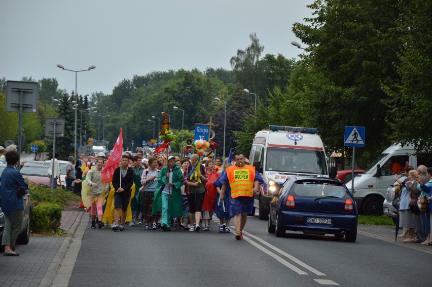 Oświęcim. Pielgrzymi w drodze na Jasną Górę [ZDJĘCIA, WIDEO]