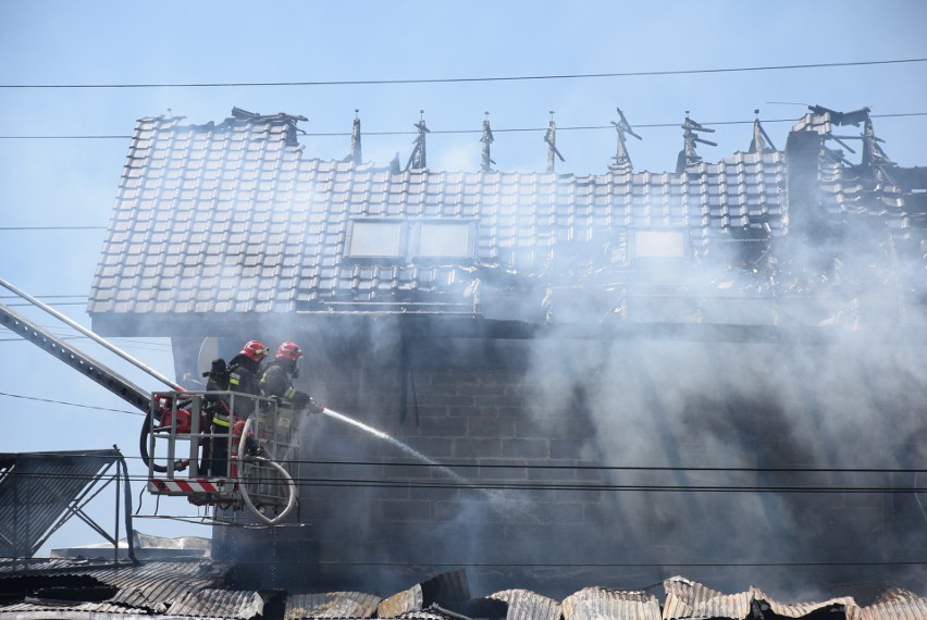Pożar domu i stolarni przy ul. Zamłynie w Bielanach [ZDJĘCIA, WIDEO]