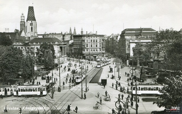 Lata trzydzieste ubiegłego wieku. Zobaczcie, jak dzisiejszy plac Jana Pawła II we Wrocławiu wyglądał tuż przed wybuchem wojny. Oglądajcie zdjęcia, posługując się klawiszami strzałek, myszką lub gestami.