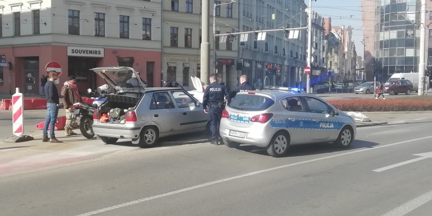 Groźny wypadek na Kazimierza Wielkiego. Skoda wylądowała na słupie (ZDJĘCIA)