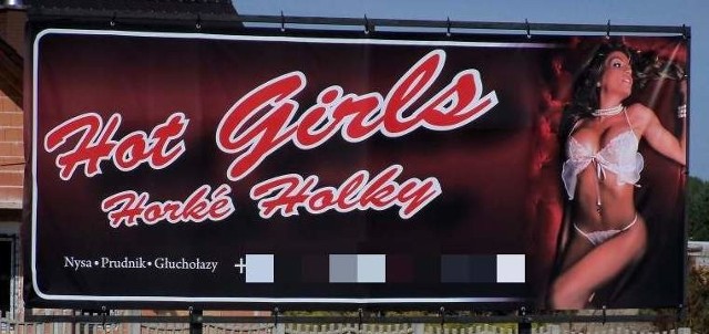 "Gorące dziewczyny&#8221; liczą też na klientów z Czech oraz innych cudzoziemców, dlatego ich reklamę ustawiono przy drodze z przejścia granicznego Głuchołazy - Zlate Hory.