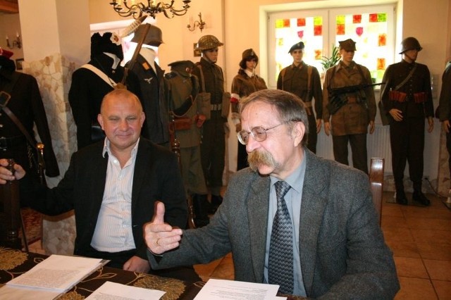 Zbigniew Banaszek oraz Andrzej Mierzwiński zaprezentowali dziennikarzom  część eksponatów