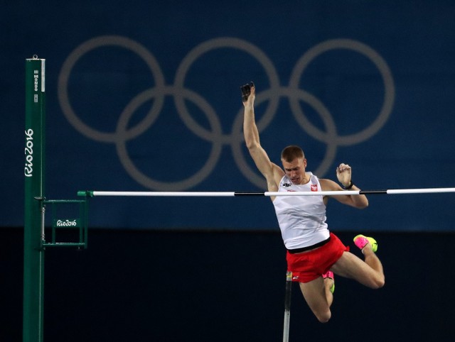 Piotr Lisek w trakcie olimpijskiego konkursu skoku o tyczce.