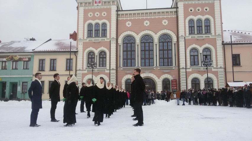 Polonez w wykonaniu maturzystów z Żywca