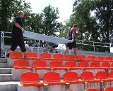 Rozpoczął się montaż dodatkowych trybun na stadionie miejskim w Kluczborku  