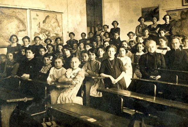 Mechnice, 1913 rok.  Stowarzyszenie "Dąbrowskie Skarby&#8221; czeka na rozwiązanie zagadki tej fotografii.