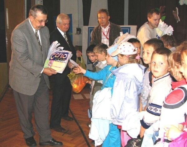 Prezenty dla dzieciaków wręczał Mariusz Kowalik, burmistrz...