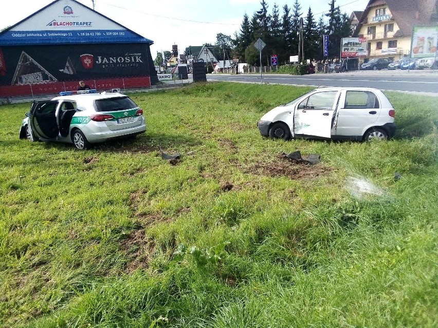 Jabłonka. Zderzenie w środku wsi. Jeden z rozbitych samochodów to radiowóz służby celnej