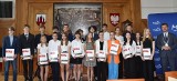 Nagrody dla najlepszych uczniów z Malborka. Nie trzeba mieć paska na świadectwie, ale liczą się za to wyniki w konkursach i olimpiadach
