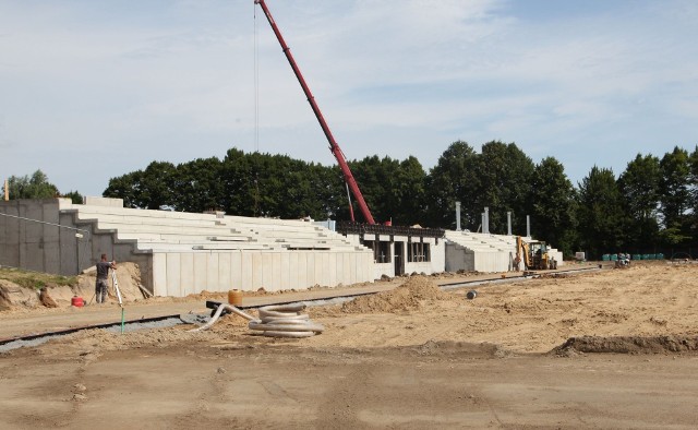 Widać już nowe trybuny na przebudowywanym stadionie Oskara Przysucha.