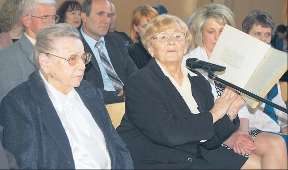 Od lewej: Maria Rogalska i Janina Zielińska-Wardaszko opowiedziały w piątek maturzystom z Drawska Pomorskiego jak wyglądało życie szkolne po zakończeniu II wojny.