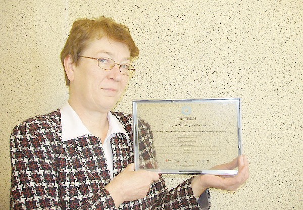 Jadwiga Krajecka z UM w Tucholi z certyfikatem.