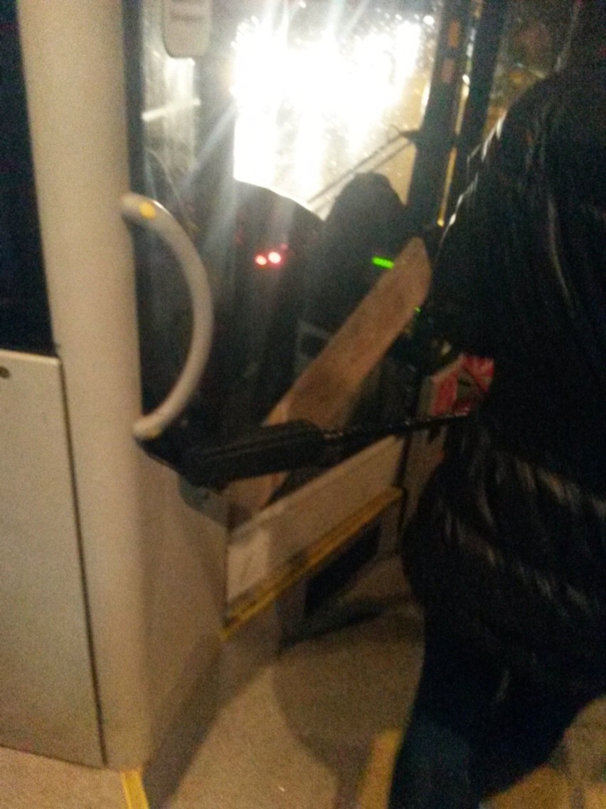 Kierowca autobusu musiał zasłonić się... deską 