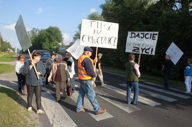 Protestujący maszerowali po przejściach dla pieszych, prezentując przy tym transparenty.