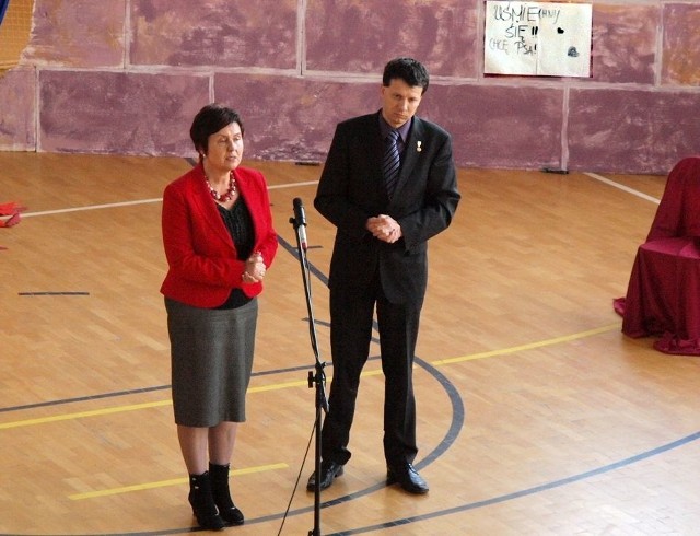 Poseł Renata Butryn i rzecznik praw dziecka Marek Michalak na spotkaniu w szkole w Nisku.