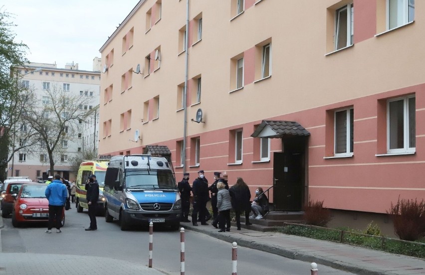 Alarm i ewakuacja mieszkańców bloku przy ulicy Bogusławskiego w Radomiu. Mężczyzna groził, że wysadzi budynek w powietrze!