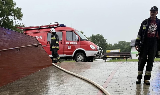 Wypompowywanie wody z garażu Urzędu Gminy w Łoniowie