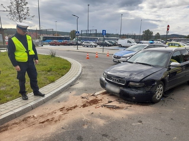 Wczoraj w południe policjanci pracowali na miejscu kolizji, do jakiej doszło na ulicy Dworcowej w Lęborku, gdzie zderzyły się ze sobą dwa samochody osobowe.