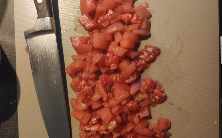 Dodaj sparzone i drobno pokrojone pomidory.