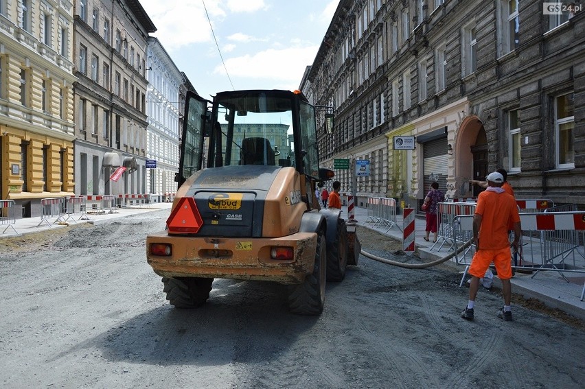 Odszkodowania za remont Małkowskiego dla przedsiębiorców? Odkryli też tajemnicze podziemia zakryte płytami [ZDJĘCIA]