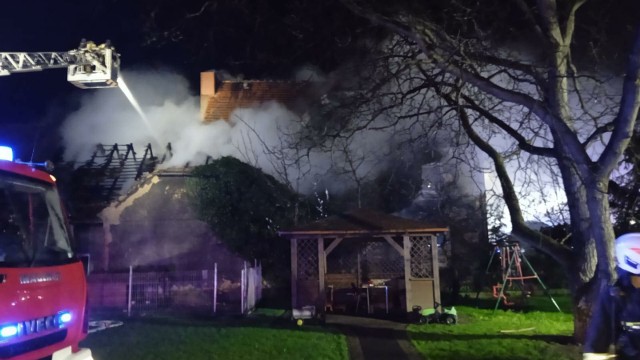 W środę (6 marca) w powiecie wrocławskim doszło do ogromnego pożaru. Spłonął dach domu jednorodzinnego w Dankowicach koło Jordanowa Śląskiego.