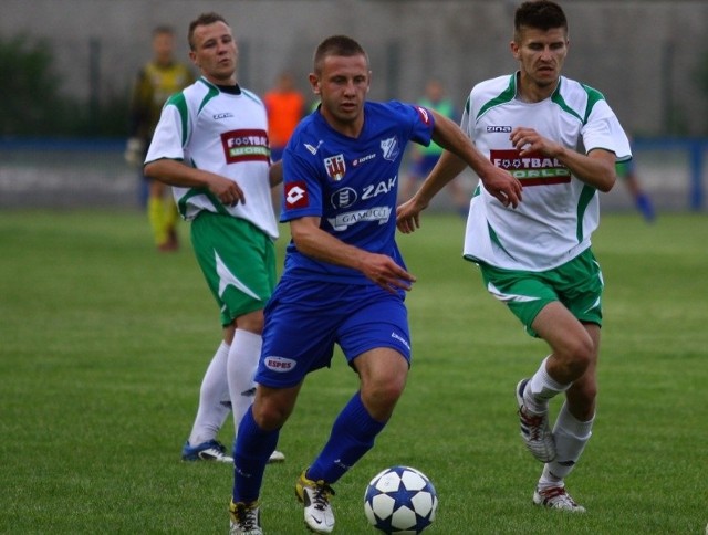 Pomocnik rezerw MKS-u Denis Kumiec (przy piłce) miał duży wkład w pokonanie w półfinale III-ligowej Victorii Chróścice (na zdjęciu zawodnicy tego zespołu: Tomasz Jaworski z lewej i Tomasz Schichta). Czy dziś z kolegami pokona innego III-ligowca?