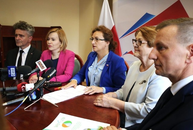 Poniedziałkowa konferencja.Od lewej: senator Krzysztof Słoń, poseł Anna Krupka, wojewoda Agata Wojtyszek, poseł Maria Zuba, prezes Ryszard Gliwiński.