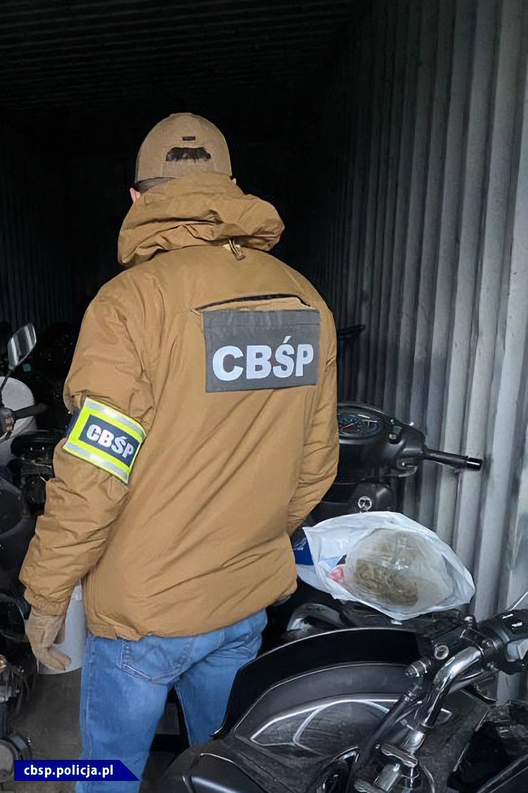 CBŚP z Rzeszowa rozbiło gang, który mógł wprowadzić do obrotu 1,6 tony kokainy [ZDJĘCIA]
