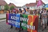 Marsz równości w Wodzisławiu Śląskim. Około stu uczestników, na ulicach miasta domagało się równości i jedności wszystkich osób