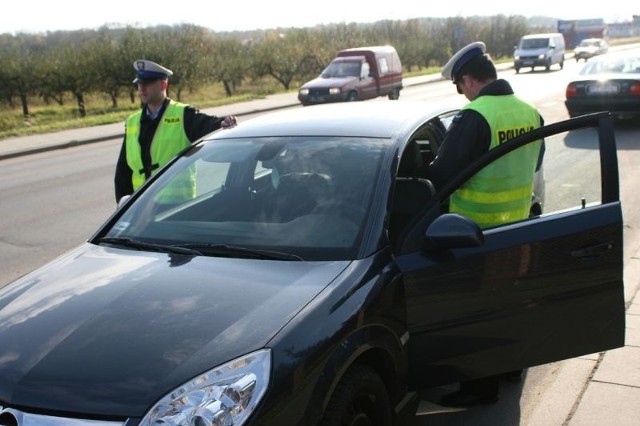 Policjanci z tarnobrzeskiej drogówki jeżdżą nie oznakowanym oplem vectrą i nie muszą się obawiać, że goniąc drogowego pirata, za naruszenie przepisów ruchu drogowego, zostaną ukarani.